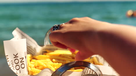 Comer-Sabrosas-Patatas-Fritas-Crujientes-En-La-Playa.