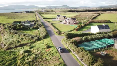 Irlanda,-Connemara,-Un-Coche-Conduce-Por-Una-Carretera-Cerca-De-Los-Campos,-Paisaje-De-Europa