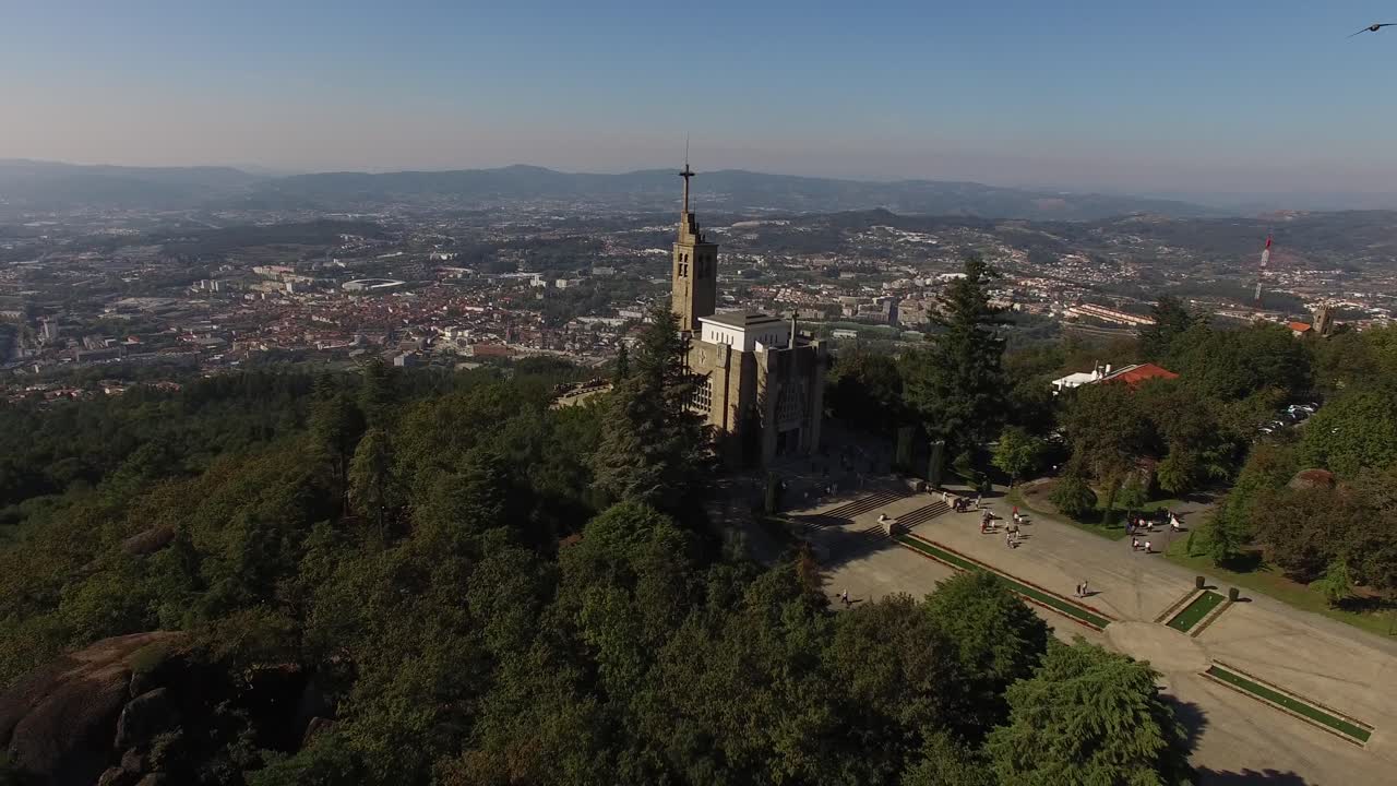 iglesia en el bosque de montaña