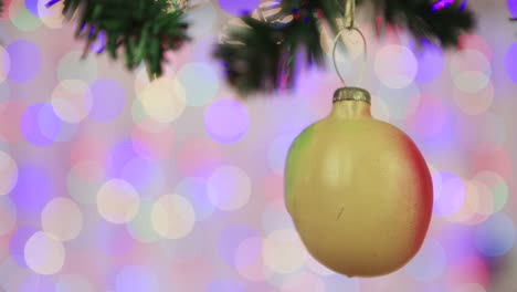fruta de juguete de navidad en una rama, espacio de copia.