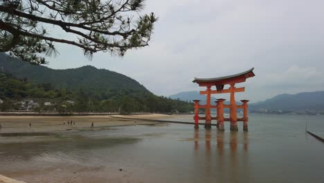 The-floating-gate-of-Torii-Itsukushima-Shrine-on-Miyajima-Island,-prefecture-of-Hiroshima