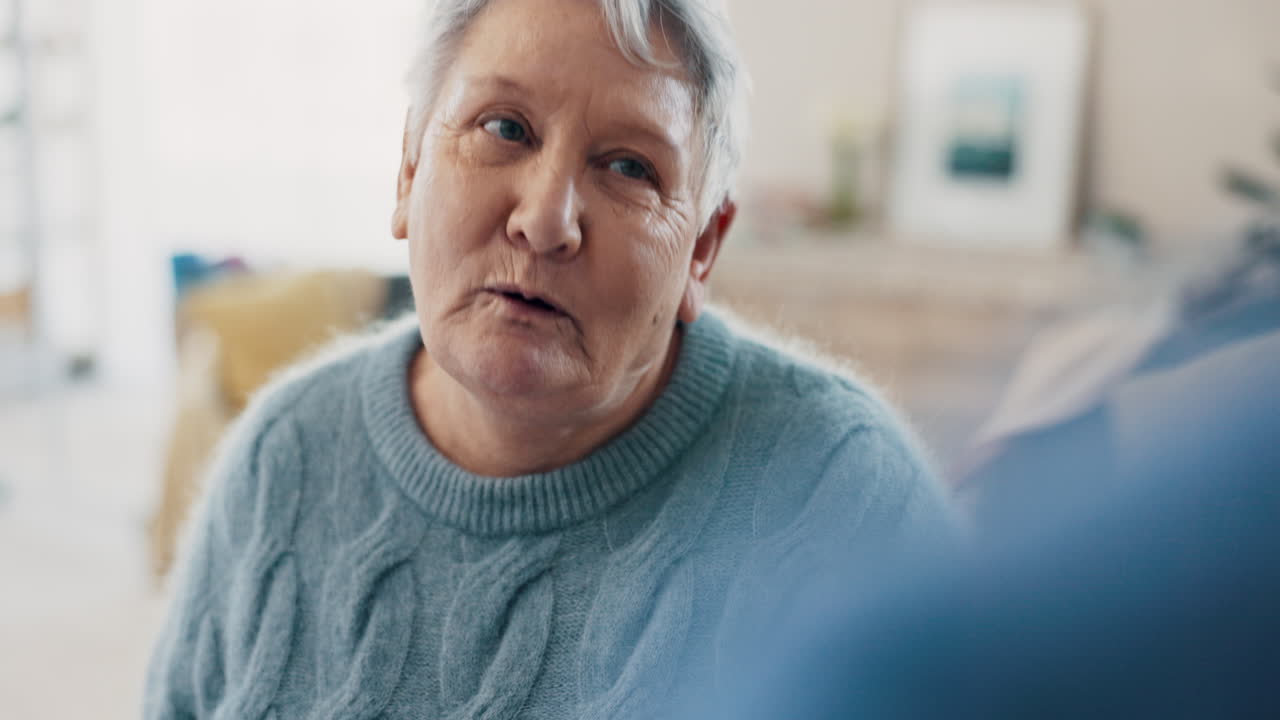 mujer mayor, cuidadora y cogida de la mano