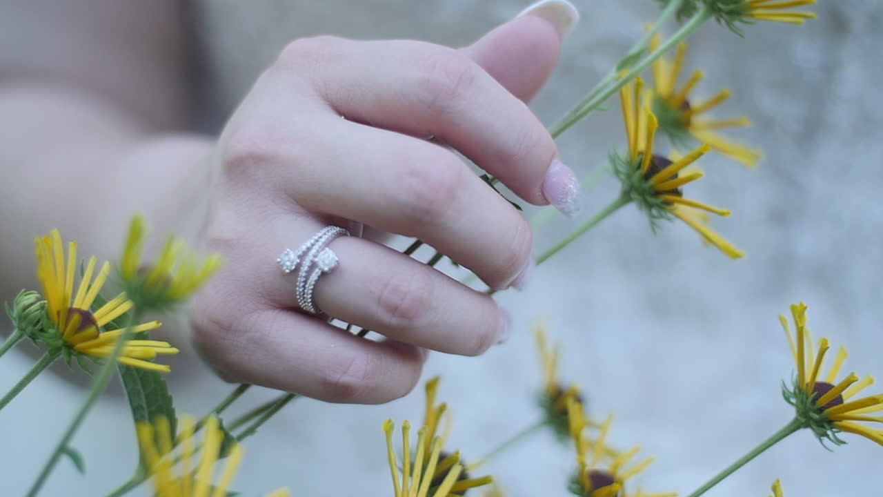 꽃을 만지고 흰 드레스에 여자