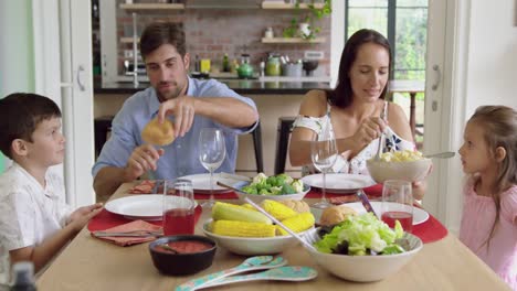 comiendo en familia juntos en la mesa del comedor en casa 4k