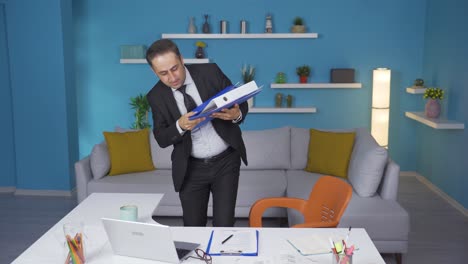 el hombre torpe deja caer los archivos de sus manos.