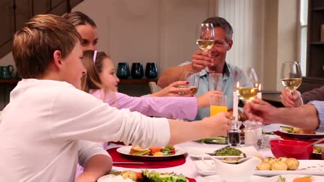 familia de tres generaciones teniendo la cena de navidad juntos