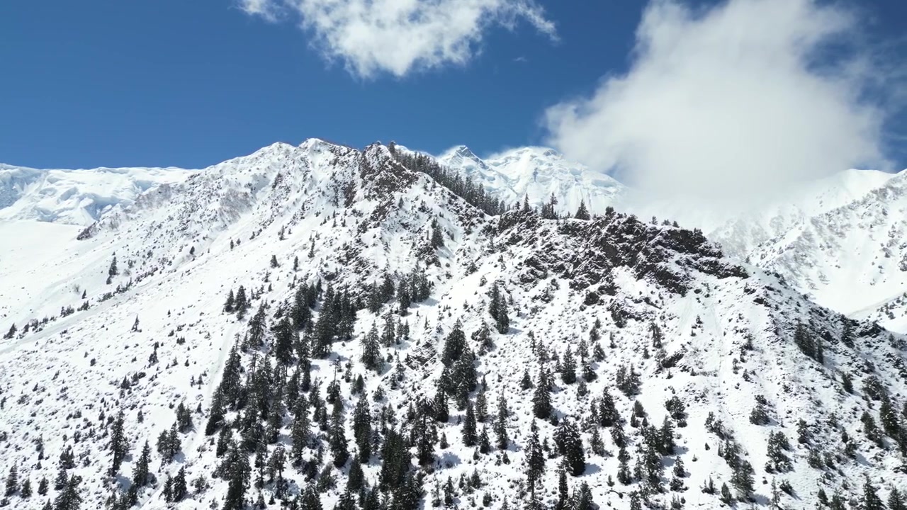 Pemandangan Drone Jarak Dekat Lereng Gunung Rakaposhi yang Tertutup Salju dan Gletser di Lembah Hunza Pakistan dengan Awan Dramatis di Atas Karakoram.