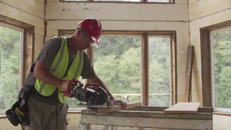 construction worker cutting board with circular saw