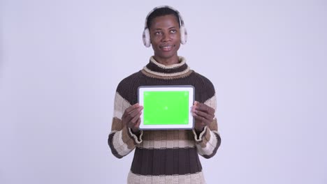 joven y guapo hombre africano listo para el invierno