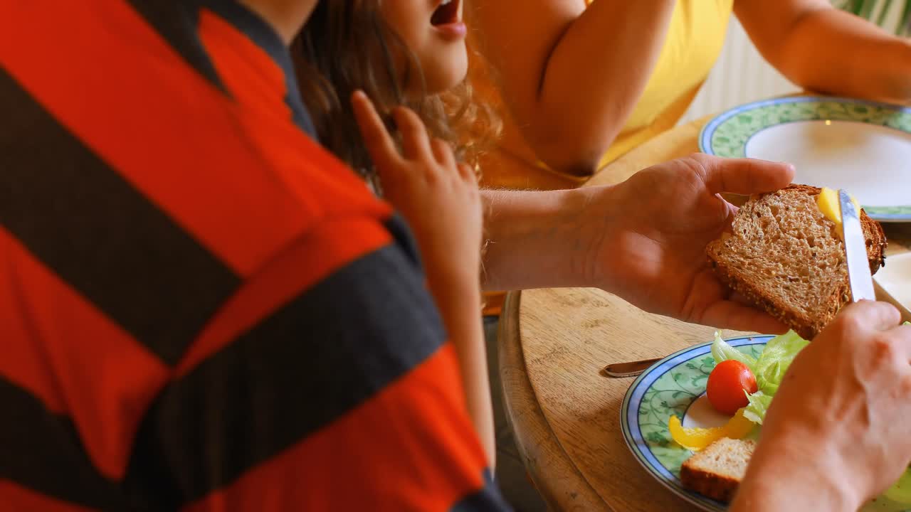 부 ⁇  4k에서 부모와 함께 아침 식사를하는 소녀