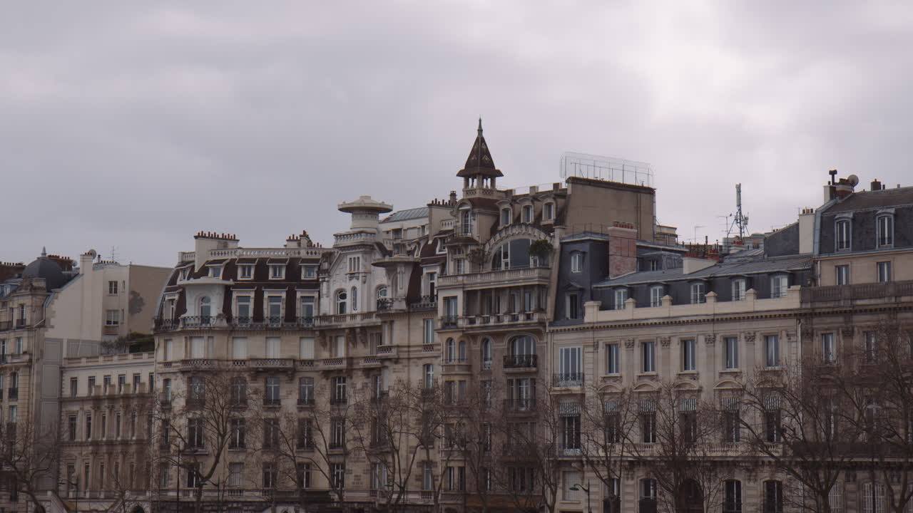 Edifici architettonici lungo la riva della Senna a Parigi, Francia.
