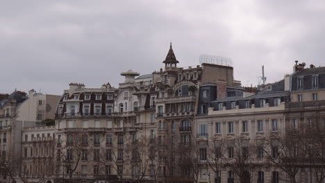 Edificios-Arquitectónicos-A-Lo-Largo-De-La-Orilla-Del-Río-Sena-En-París,-Francia