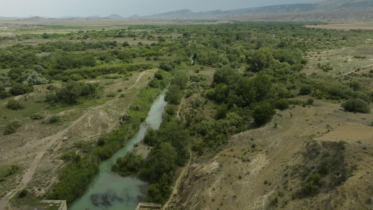 arroyo del río iori que sale de una esclusa de hormigón en la estepa georgiana