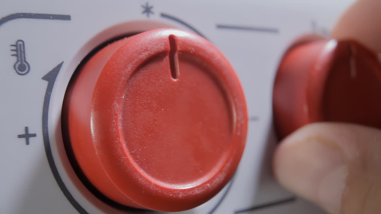 выключение обогревателя, бытового прибора, предназначенного для обогрева небольшой комнаты, путем поворота его красной ручки обратно в нулевое положение