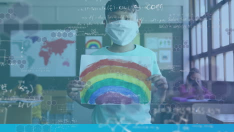 animación de fórmulas matemáticas sobre un escolar con máscara en la cara sosteniendo un dibujo de arco iris