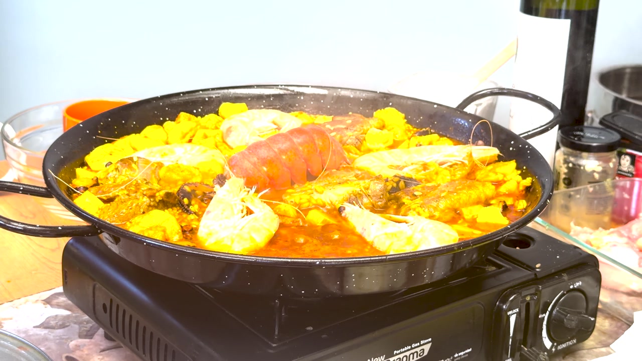 Paella cilena, riso ai frutti di mare, piatto tradizionale con sapori di crostacei e molluschi, ricetta