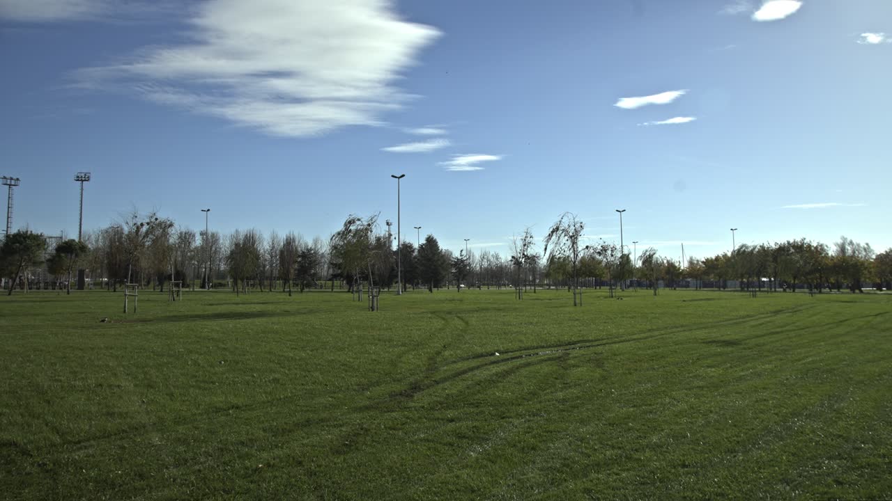 이스탄불의 말테페에 있는 나무로 가득 찬 해변 공원