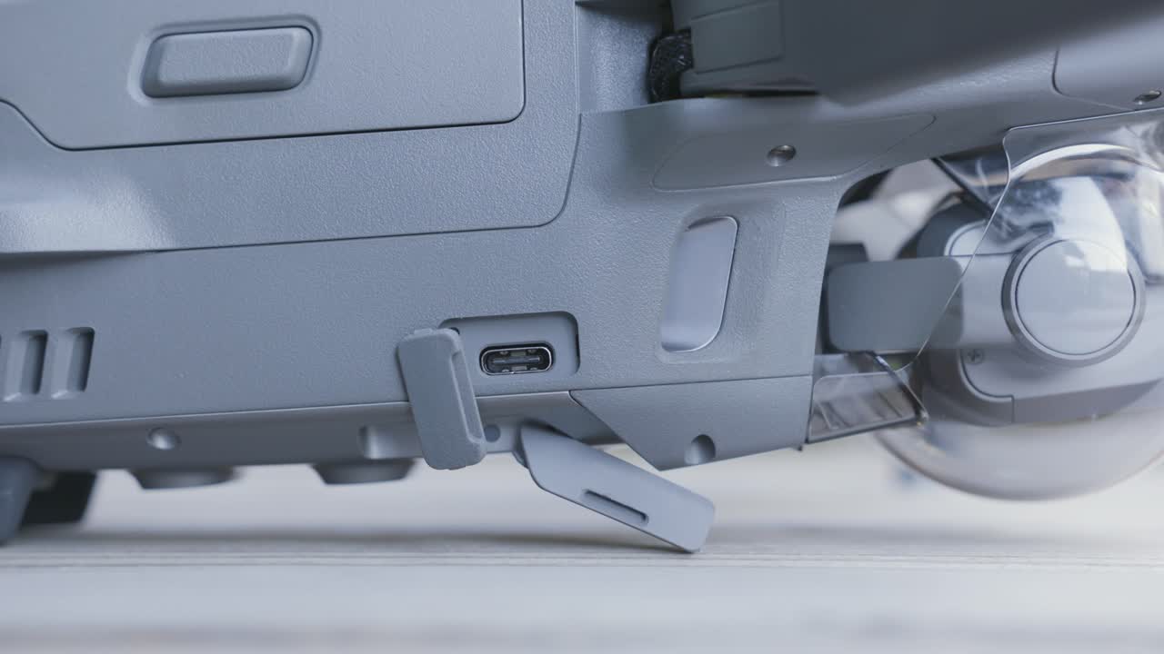 드론의 충전 포트 및 부품의 클로즈업