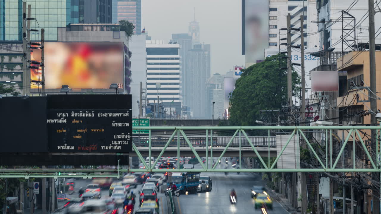 un lapso de tiempo de 4k tomado temprano en la mañana en phetburi road, bangkok, tailandia