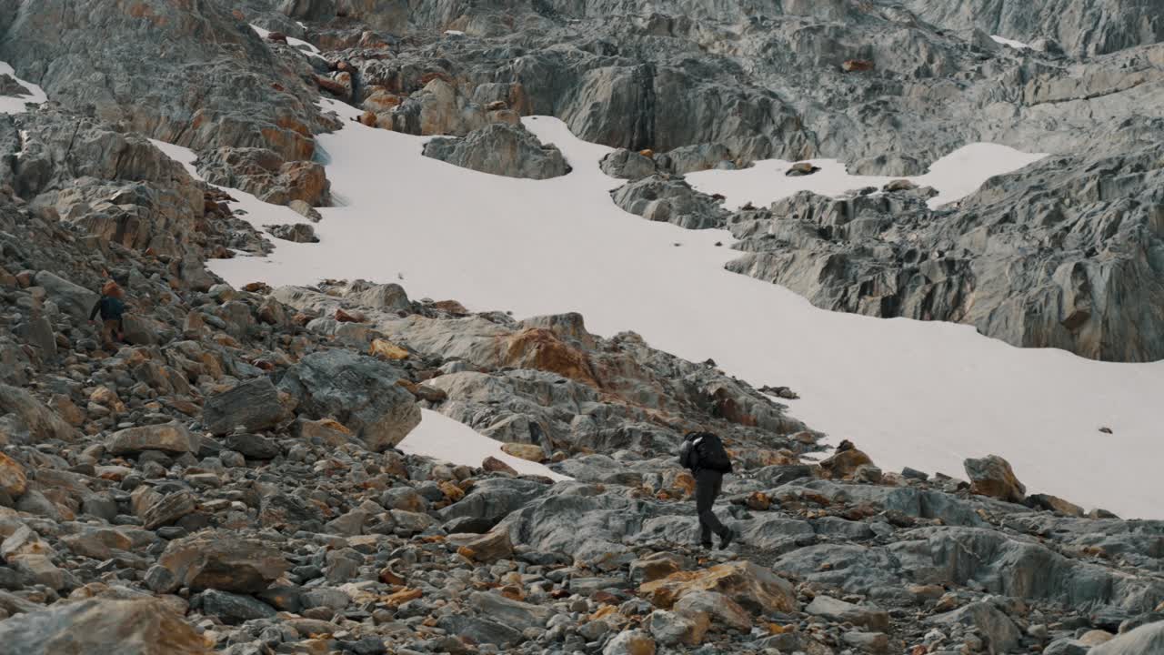 hombre mochilero de senderismo, ojo del glaciar albino en tierra del fuego, argentina - toma amplia