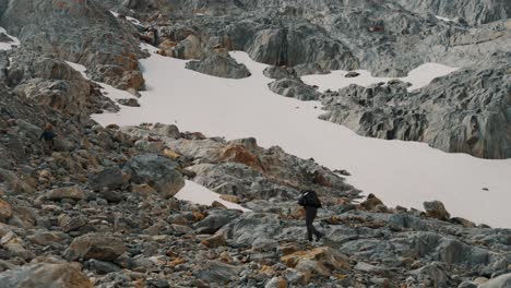 Männlicher-Rucksacktourist-Beim-Wandern,-Ojo-Del-Albino-Gletscher-In-Feuerland,-Argentinien-–-Weitwinkelaufnahme