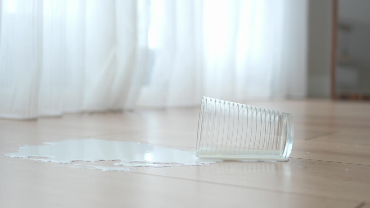 바닥에 흘린 우유
