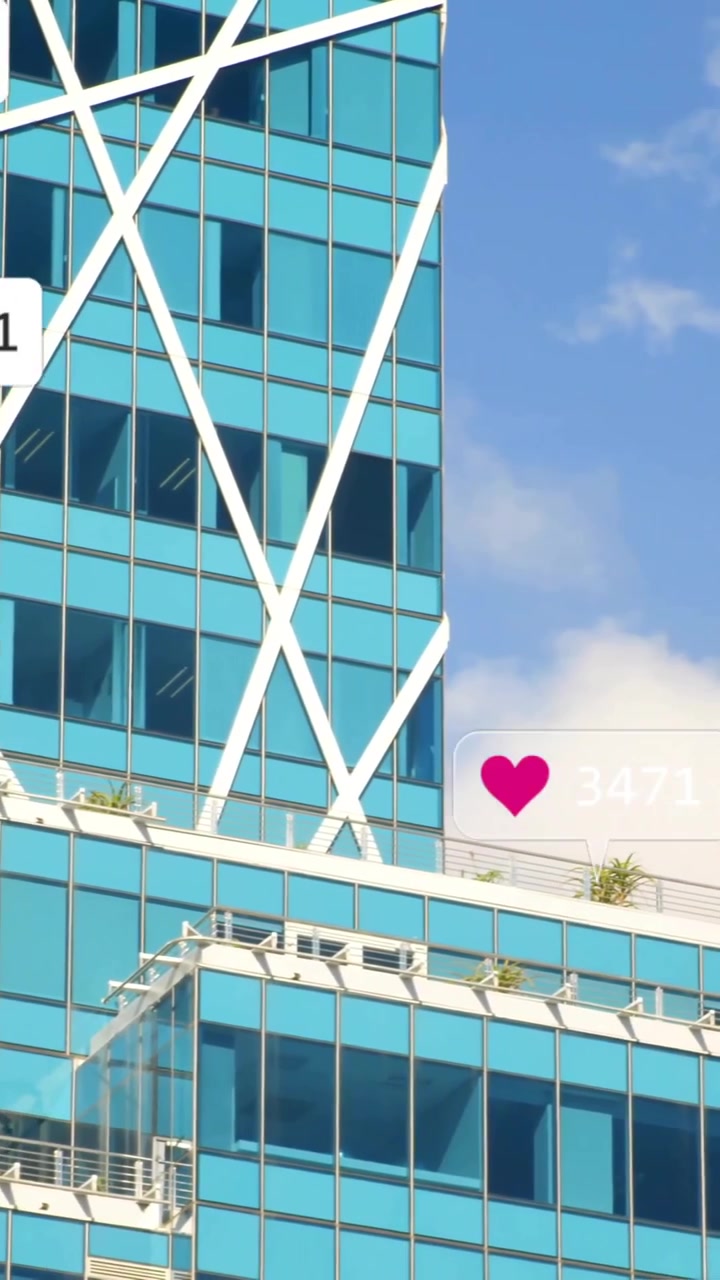 Animação de engajamento em redes sociais sobre edifício moderno de vidro com ícones de localização e "curtir"