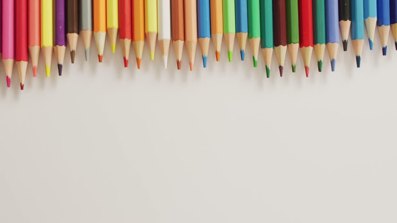 video de composición con lápices de colores en superficie blanca con espacio para copiar