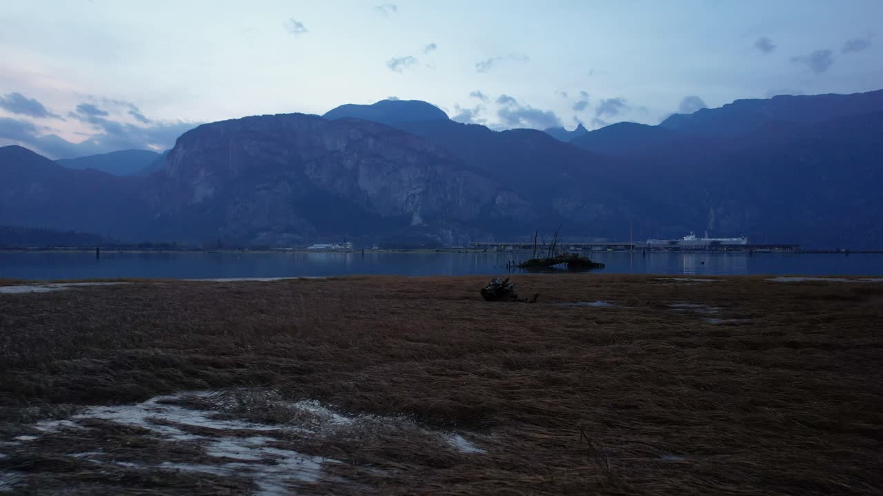 paisaje aéreo de las montañas de canadá en el área de conservación de squamish spit, vista panorámica de drones de la asombrosa madre tierra