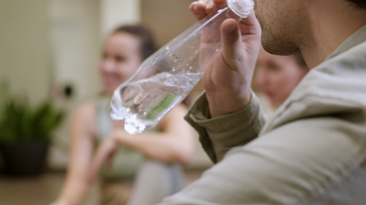 사람들이 바닥에 앉아 있다