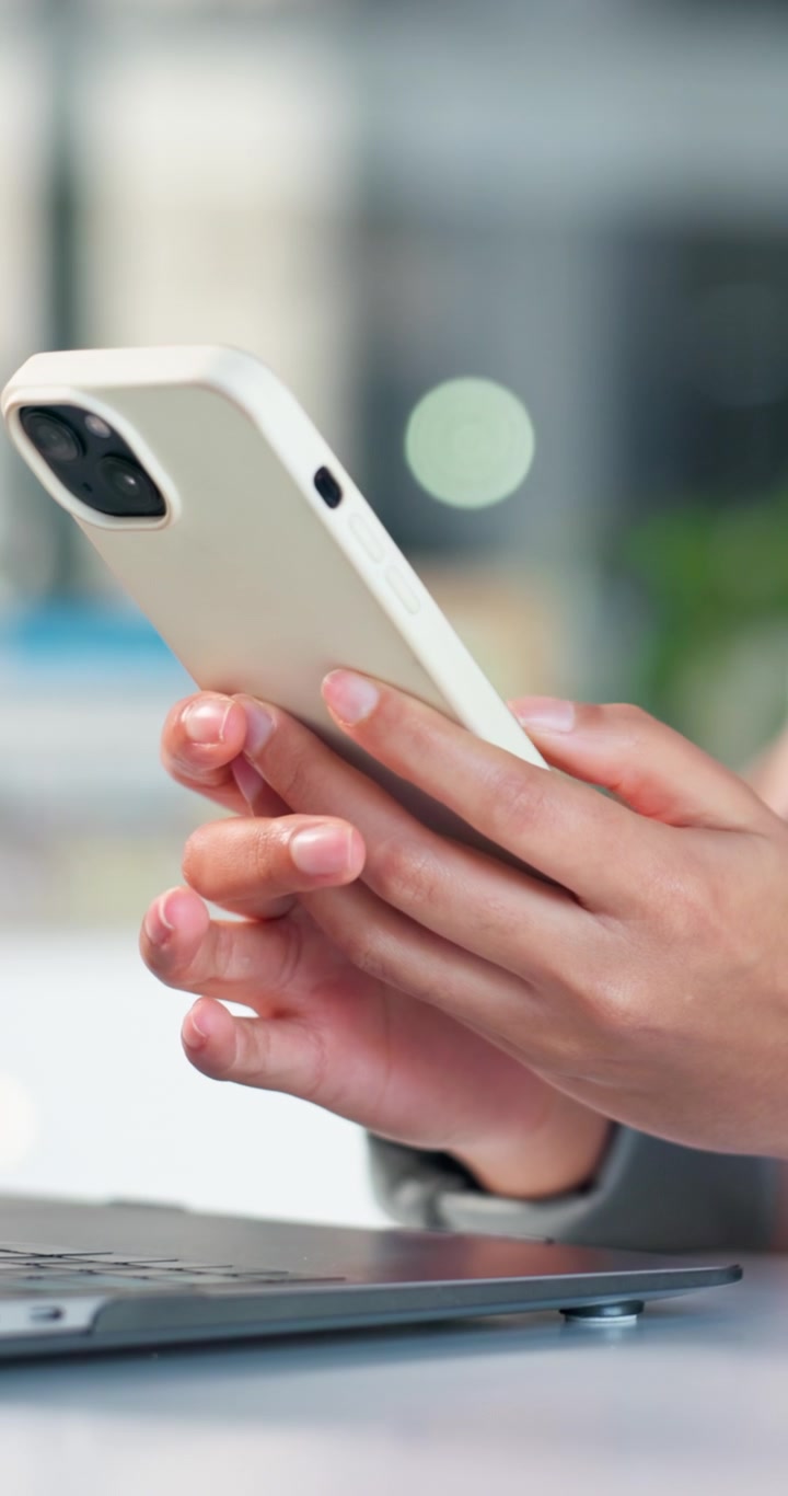 Primo piano di donna che usa lo smartphone in ufficio