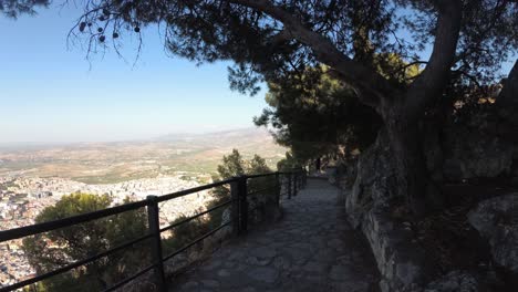 Castillo-De-Jaen,-Spanien-Jaens-Burg-Fliegende-Und-Bodenaufnahmen-Von-Dieser-Mittelalterlichen-Burg-Am-Nachmittag-Im-Sommer,-Es-Zeigt-Auch-Die-Stadt-Jaen,-Die-Mit-Einer-Drohne-Und-Einer-Action-kamera-Mit-4k-24fps-Unter-Verwendung-Von-Nd-filtern-Aufgenommen-Wurde