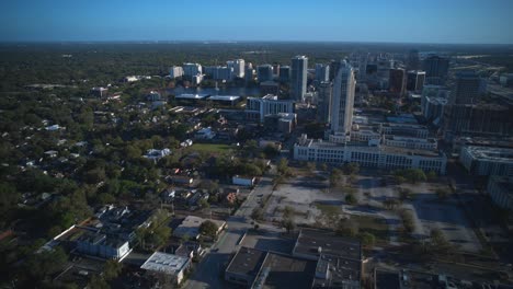 Eine-Faszinierende-Luftreise-Durch-Die-Belebten-Straßen-Und-Wahrzeichen-Von-Orlando-Mit-Einem-Atemberaubenden-Hyperlapse