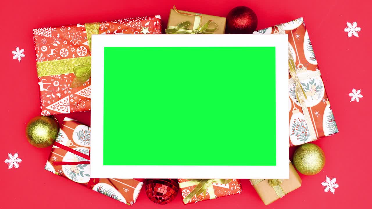 los regalos y adornos de navidad aparecen alrededor del marco con pantalla verde. detenga el movimiento