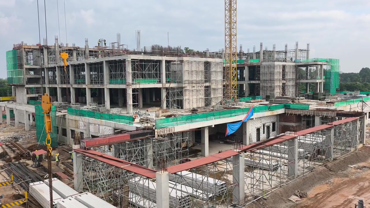 Un gran edificio de gran altura de varias plantas está en construcción. La enorme estructura muestra un desarrollo urbano activo y una ingeniería moderna