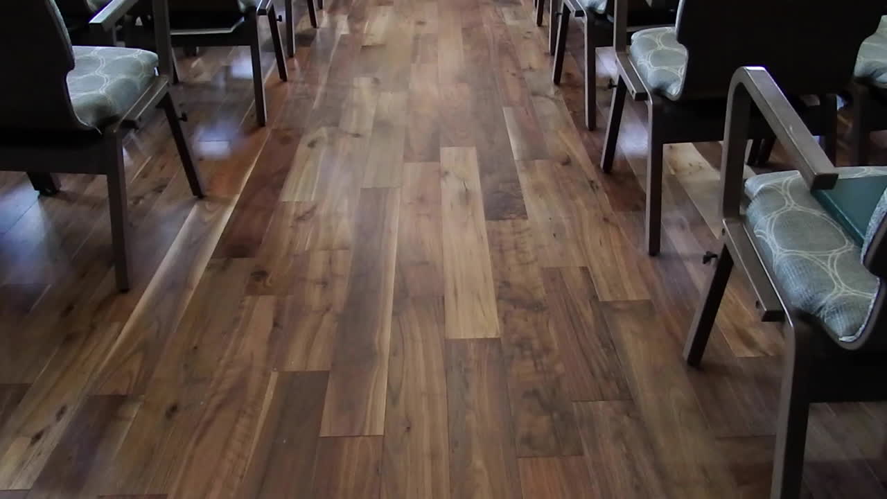 빈 회당 성소, bimah를 향한 통로, 기울기