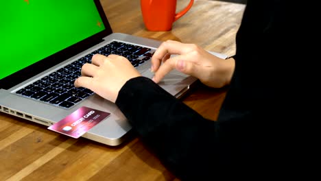 tarjeta de crédito de transacción de mujer de negocios con pantalla simulada