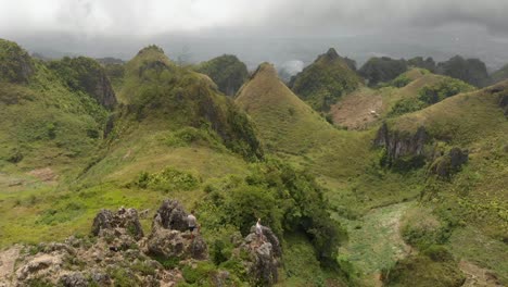 Aerial-moving-forward-clip-of-the-Osmena-Peak-in-the-Philippines,-while-a-group-of-tourist-it's-looking-at-the-panorama