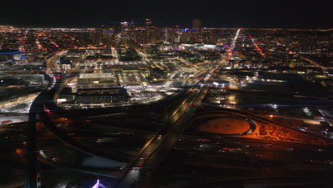 Denver-Centro-I25-Autopista-Tráfico-Aéreo-Drone-Cinematográfico-Anamórfico-Nevado-Invierno-Tarde-Noche-Oscura-Ciudad-Luces-Paisaje-Colorado-Milla-Alto-Pepsi-Centro-Pelota-Arena-Broncos-Movimiento-Hacia-Adelante