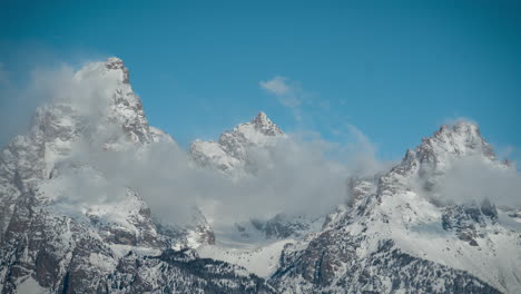 lapso de tiempo, formaciones de nubes sobre los picos nevados de la cordillera grand teton en el soleado día de invierno