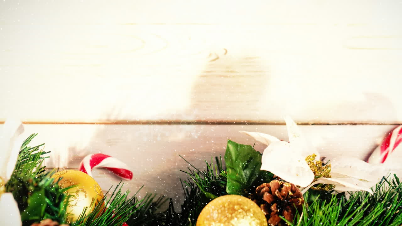 떨어지는 눈과 함께 나무에 크리스마스 장식