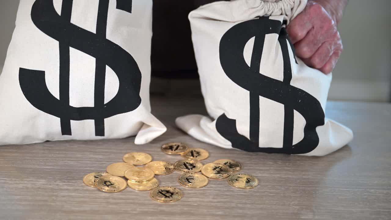 bolsas de dinero en efectivo y un montón de bitcoins de recuerdo sobre la mesa mientras la cámara retrocede