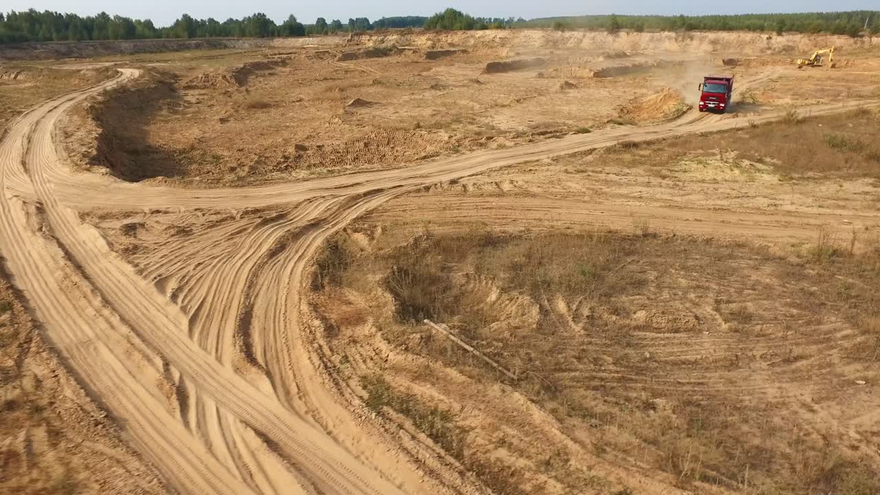 트럭 과 기계 가 있는 광산 의 공중 사진