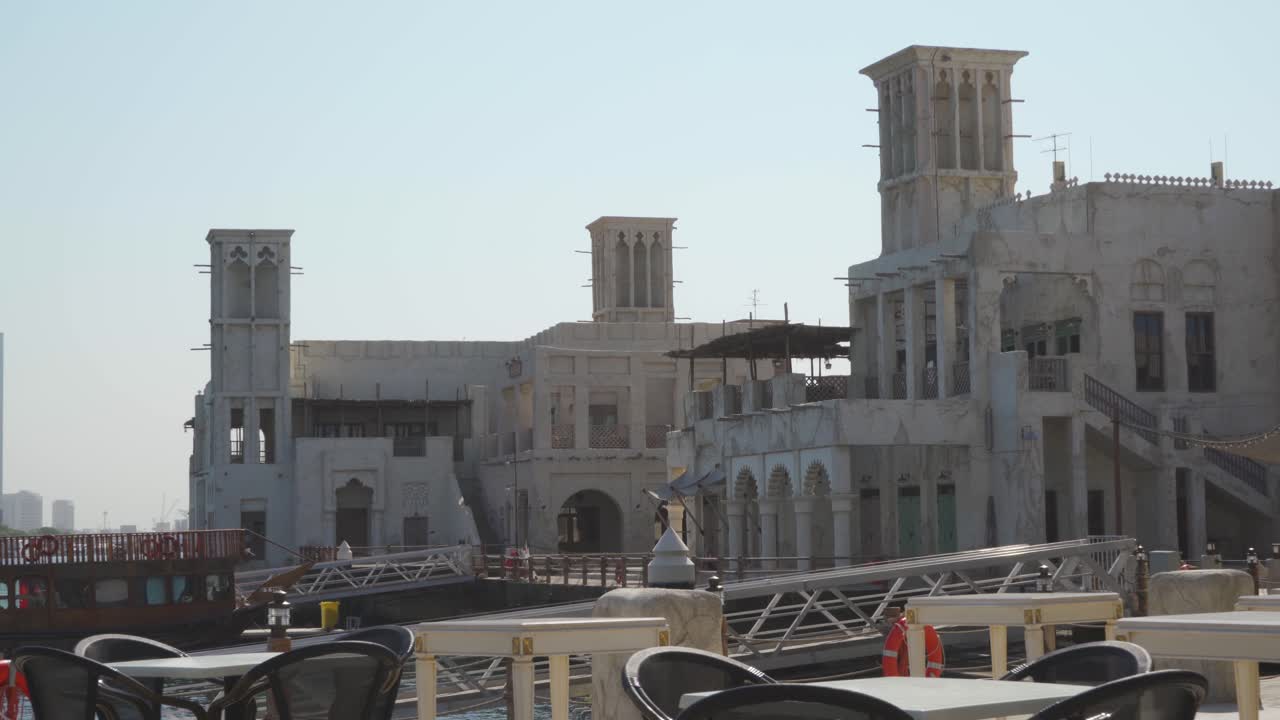 al fahidi 역사 지구, dubai, uae에 바람 타워가 있는 해안가 건물 - 옆으로 촬영