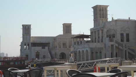 edificios frente al mar con torres de viento en el distrito histórico de al fahidi, dubai, emiratos árabes unidos - tiro lateral