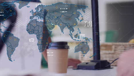 animación de procesamiento de datos financieros con mapa del mundo sobre mujer caucásica sirviendo café