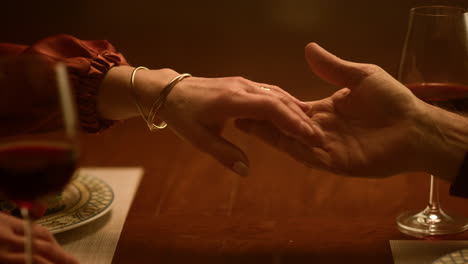 pareja de amor senior manos tocándose el uno al otro en el restaurante. relación familiar