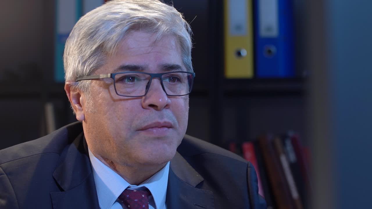 hombre cansado en la computadora.