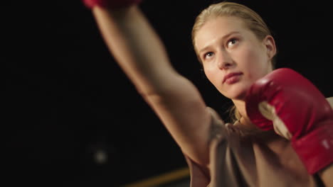 Chica-En-Forma-Progresiva-Calentando-En-El-Club-Deportivo.-Boxeadora-Entrenando-En-El-Gimnasio