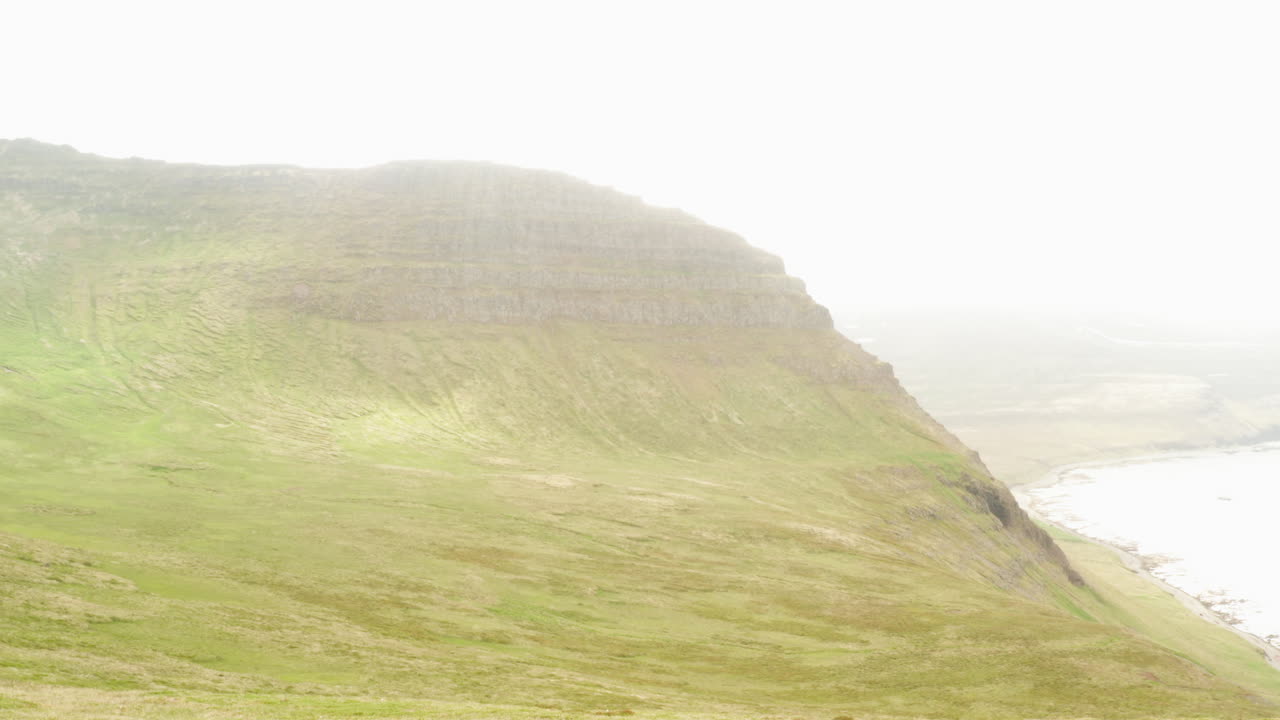 아이슬란드 - 북쪽 아이슬란드의 안개가 자욱한 무인 북극 여우 영토에 있는 hornstrandir 절벽, 정적 삼각대 보기